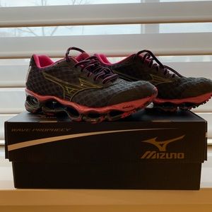 Mizuno women’s sneakers